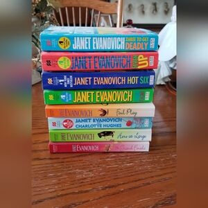 8 Paperback Novels By Janet Evanovich
